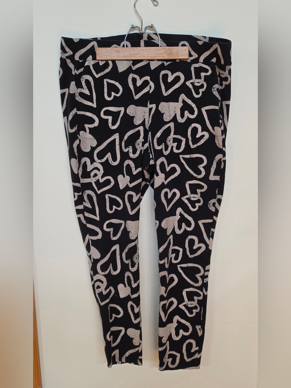Torrid Black Leggings with Cream Hearts